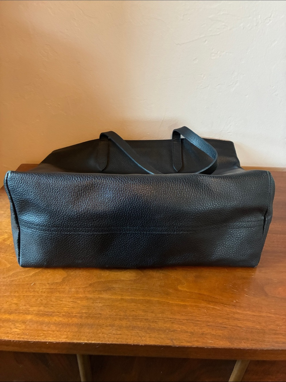 Cuyana Classic Black Leather Tote Bag - Women - Picture 4 of 7